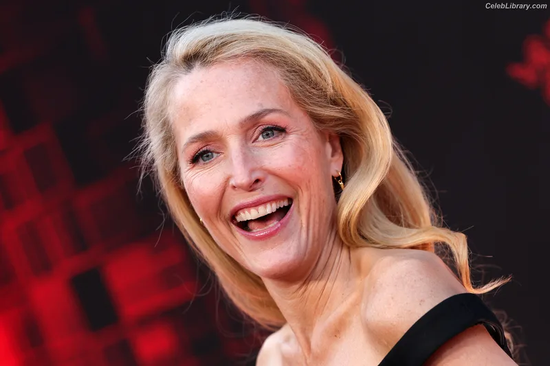 Gillian Anderson photo 13 of 503