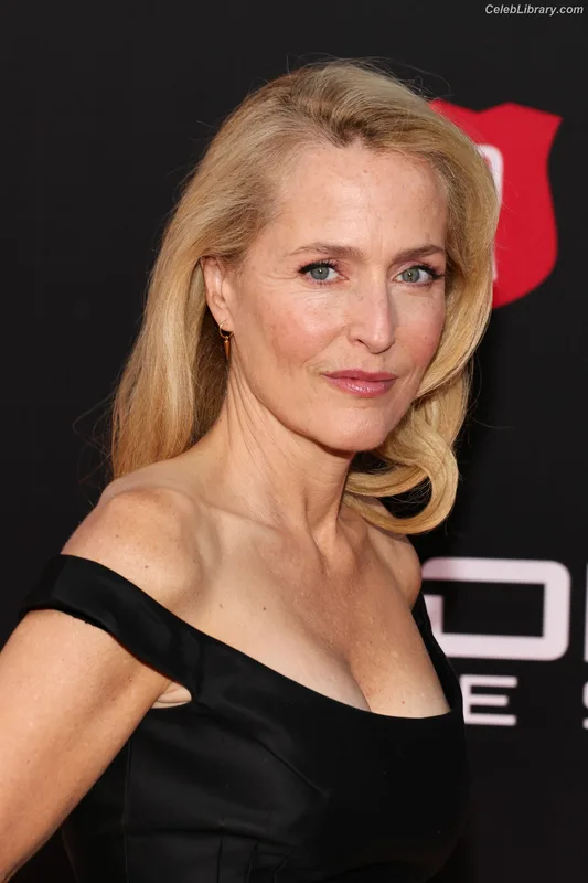 Gillian Anderson photo 16 of 503