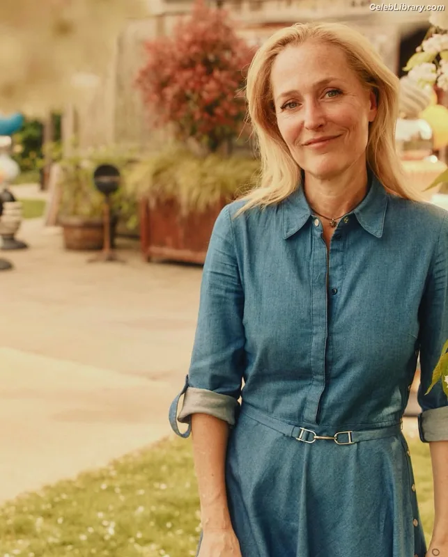 Gillian Anderson photo 17 of 503
