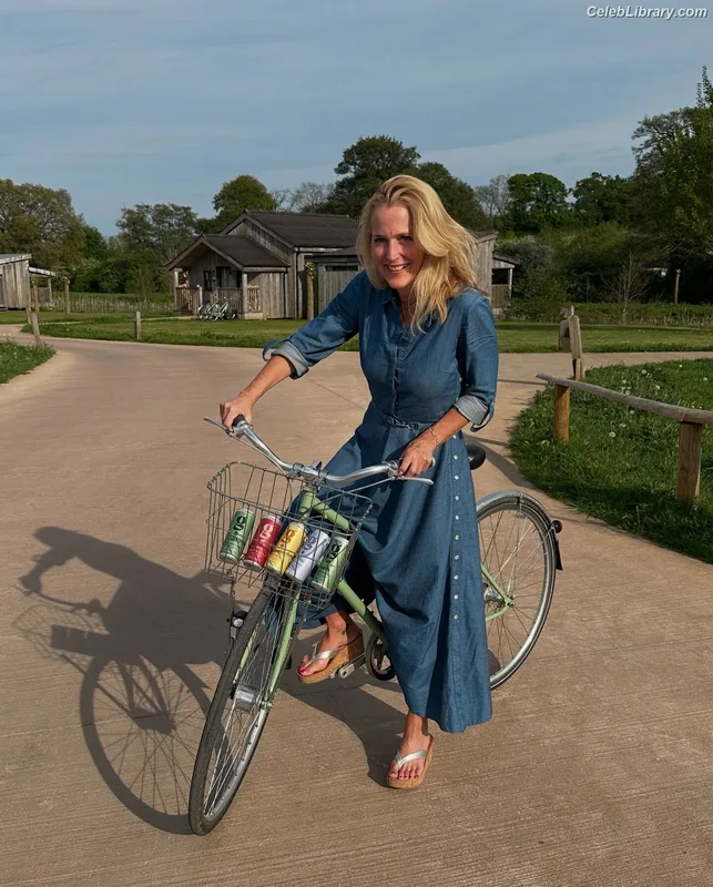 Gillian Anderson photo 19 of 503
