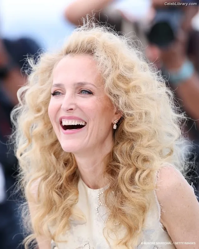 Gillian Anderson photo 5 of 503