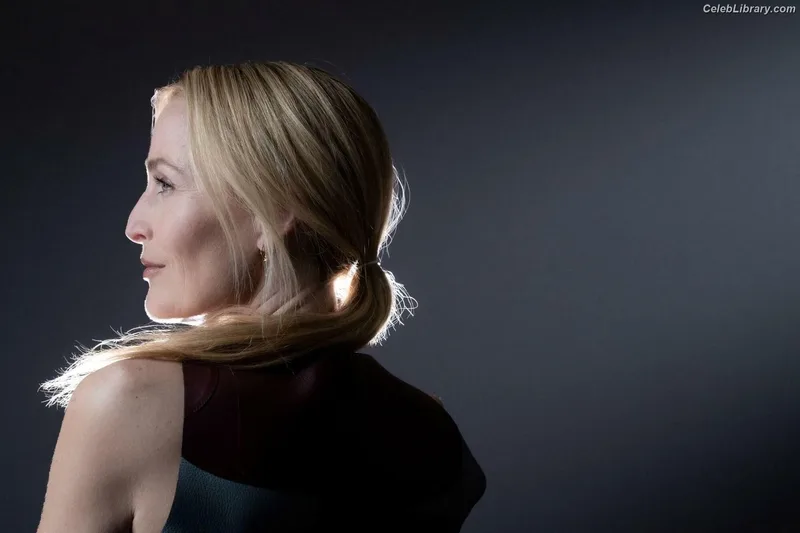 Gillian Anderson photo 18 of 503