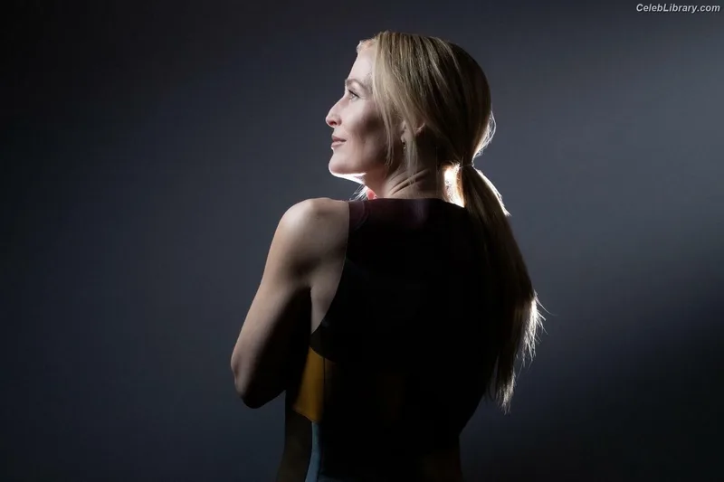 Gillian Anderson photo 19 of 503