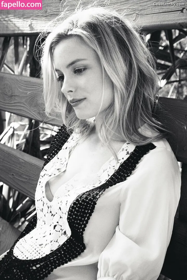 Gillian Jacobs photo 24 of 785