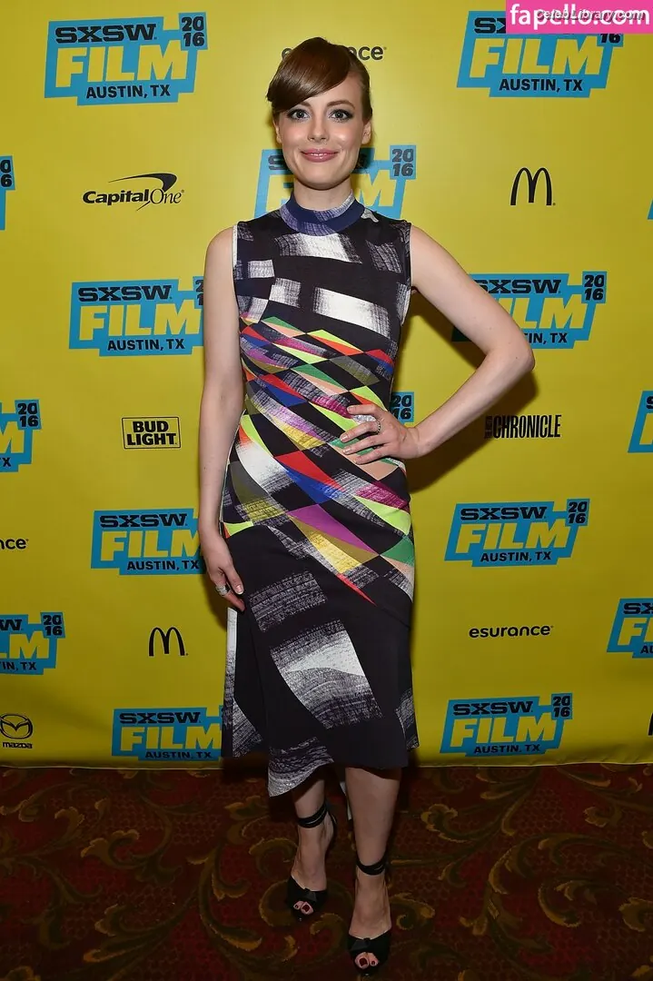 Gillian Jacobs photo 18 of 785
