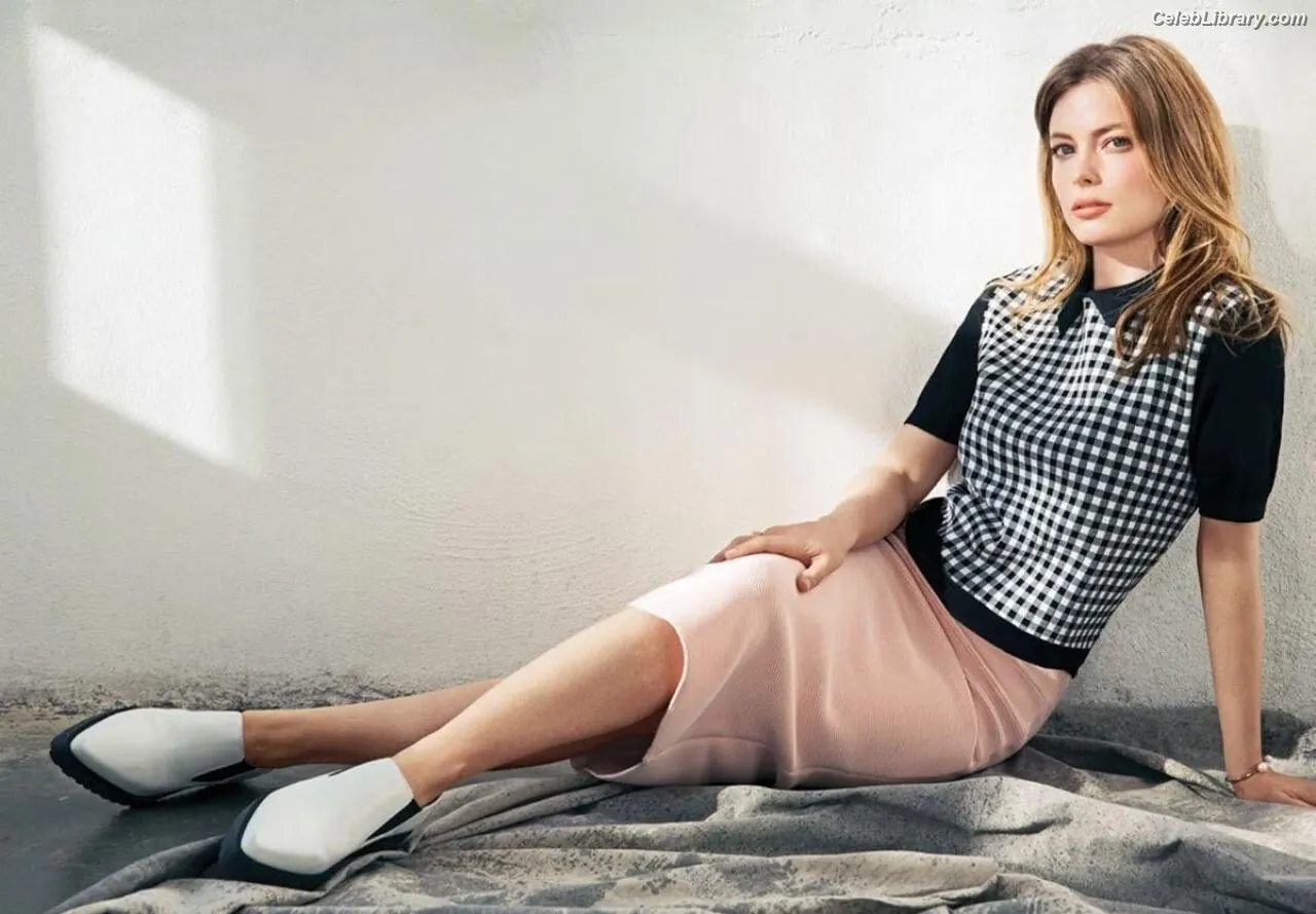 Gillian Jacobs photo 24 of 785