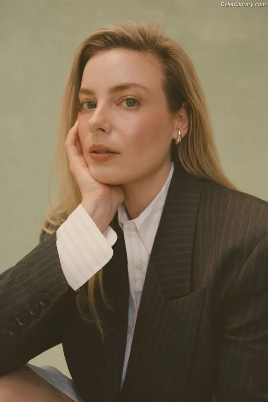 Gillian Jacobs photo 4 of 786