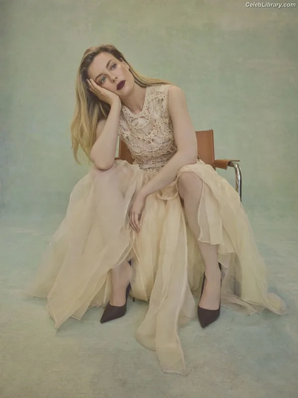 Gillian Jacobs photo 5 of 786