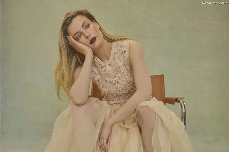 Gillian Jacobs photo 7 of 786