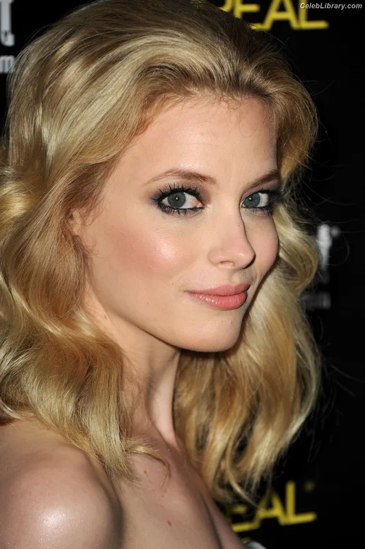 Gillian Jacobs photo 8 of 786