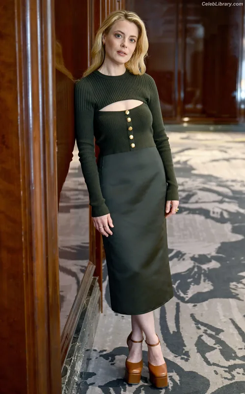 Gillian Jacobs photo 23 of 786