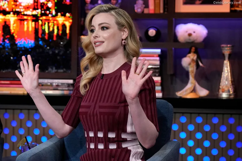 Gillian Jacobs photo 9 of 786