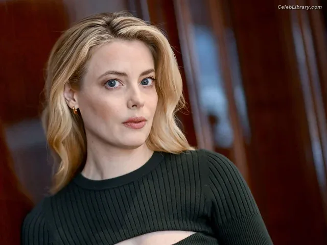 Gillian Jacobs photo 11 of 786