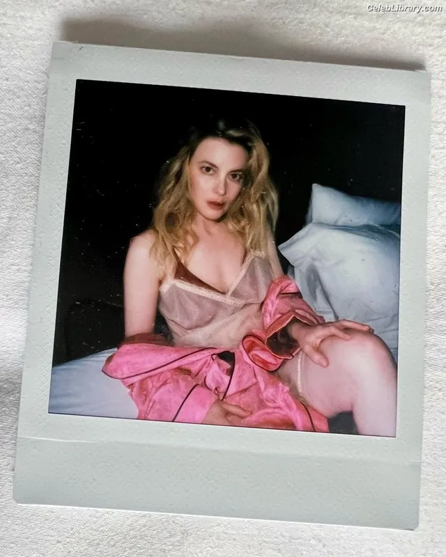 Gillian Jacobs photo 8 of 786