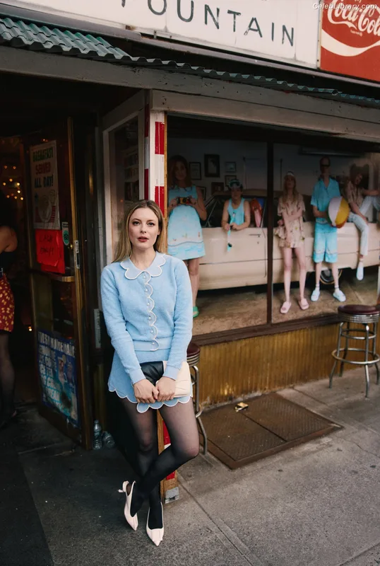 Gillian Jacobs photo 9 of 786
