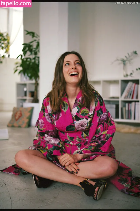 Gillian Jacobs photo 16 of 786
