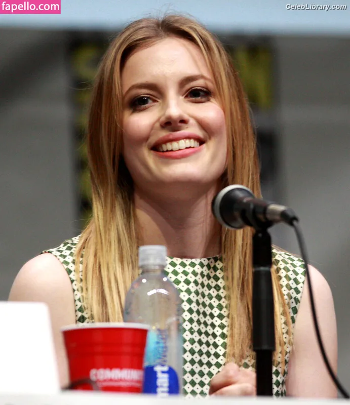 Gillian Jacobs photo 11 of 786