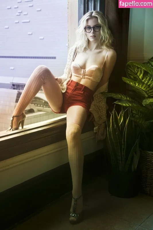 Gillian Jacobs photo 24 of 786