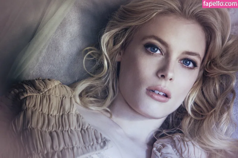 Gillian Jacobs photo 5 of 786