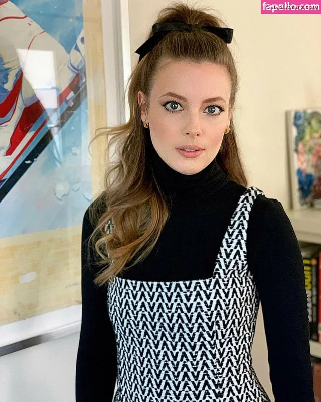 Gillian Jacobs photo 17 of 786
