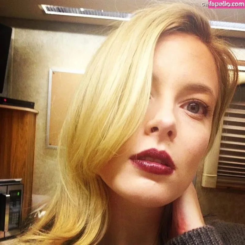 Gillian Jacobs photo 4 of 786