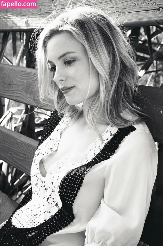 Gillian Jacobs photo 24 of 786