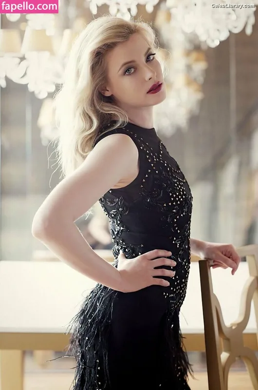 Gillian Jacobs photo 1 of 786