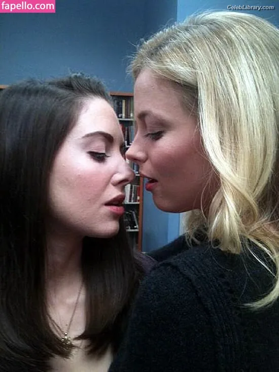 Gillian Jacobs photo 5 of 786