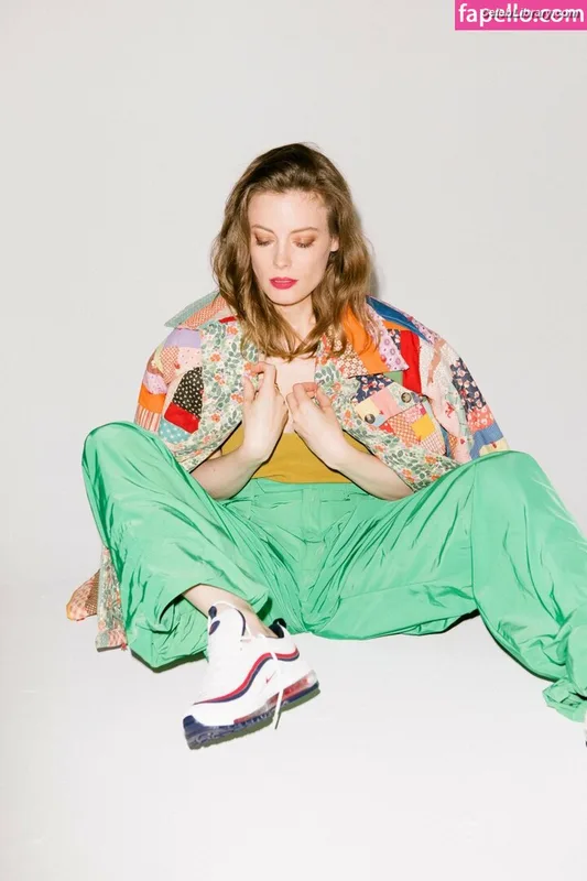Gillian Jacobs photo 13 of 786