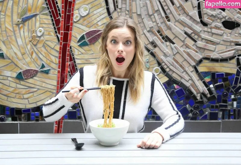 Gillian Jacobs photo 15 of 786