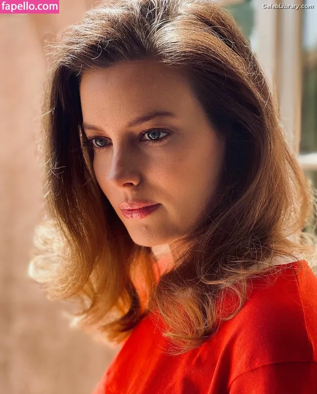 Gillian Jacobs photo 21 of 786