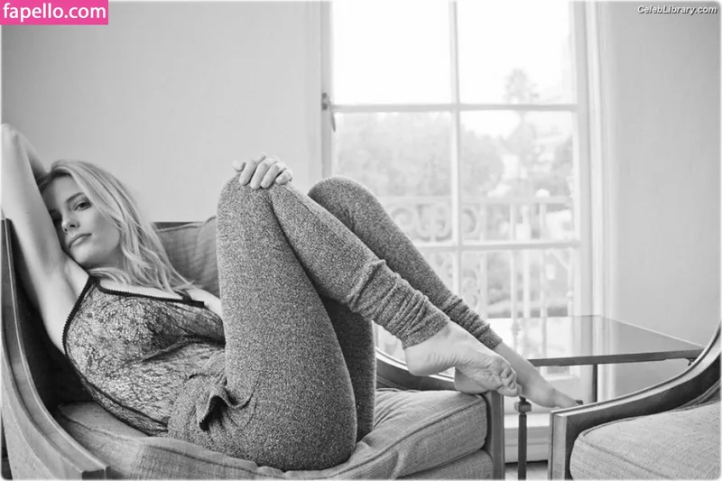 Gillian Jacobs photo 1 of 786
