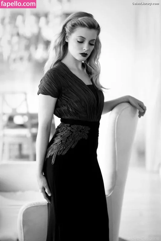 Gillian Jacobs photo 8 of 786