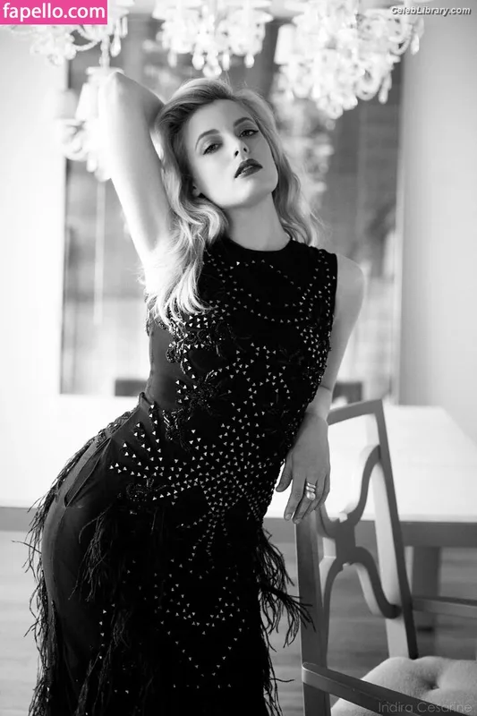 Gillian Jacobs photo 11 of 786