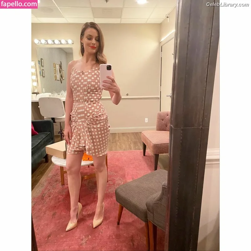 Gillian Jacobs photo 5 of 786