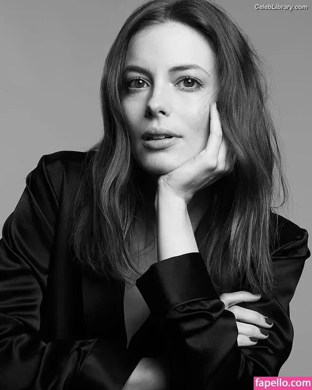 Gillian Jacobs photo 22 of 786
