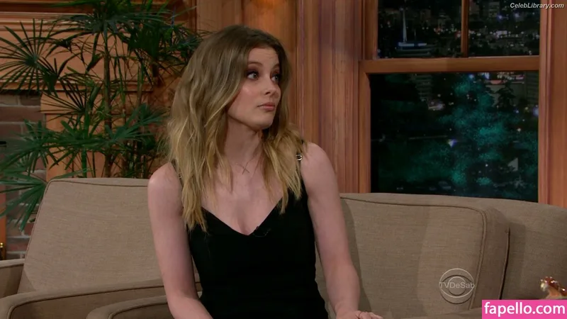 Gillian Jacobs photo 10 of 786