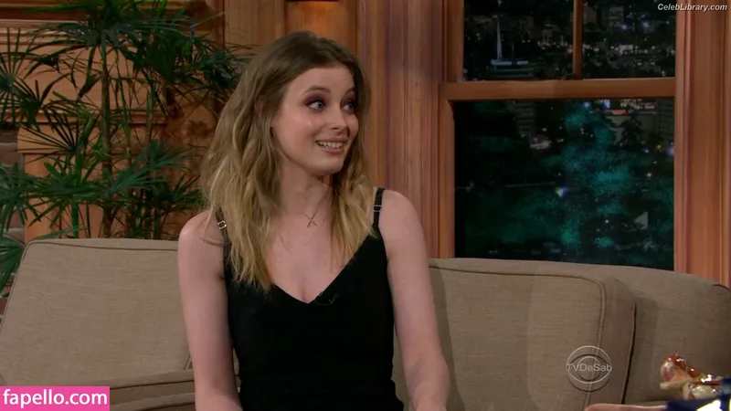 Gillian Jacobs photo 11 of 786