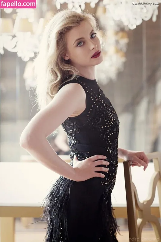 Gillian Jacobs photo 19 of 786