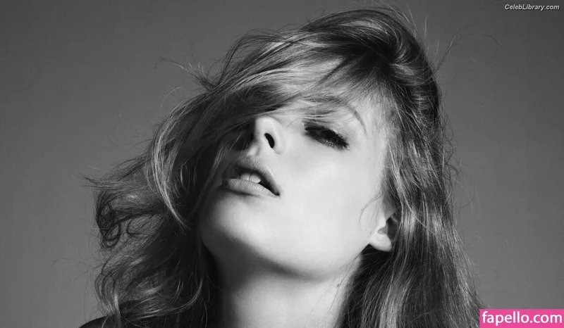 Gillian Jacobs photo 5 of 786