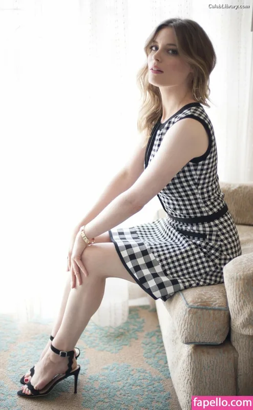 Gillian Jacobs photo 14 of 786