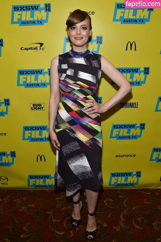 Gillian Jacobs photo 18 of 786