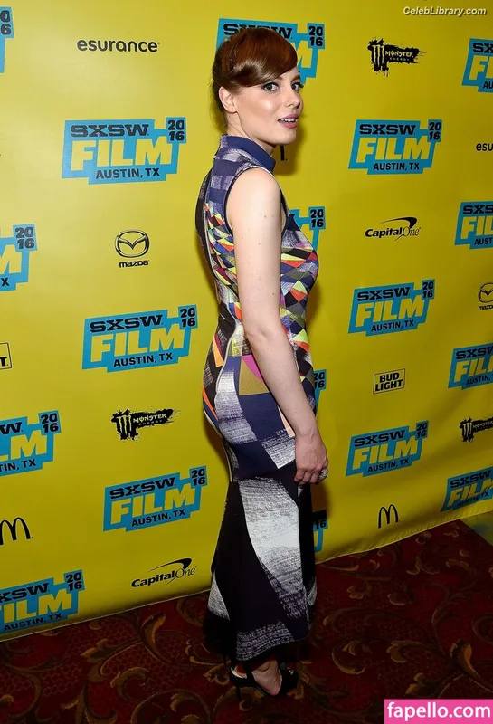 Gillian Jacobs photo 19 of 786