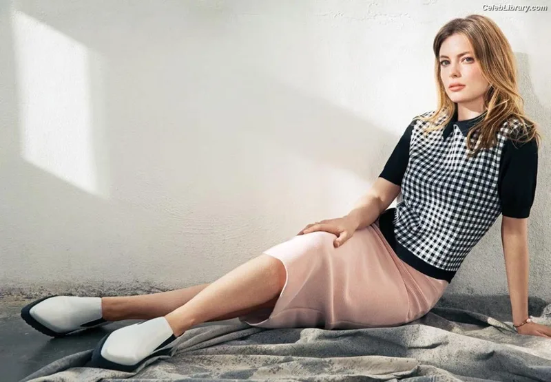 Gillian Jacobs photo 24 of 786