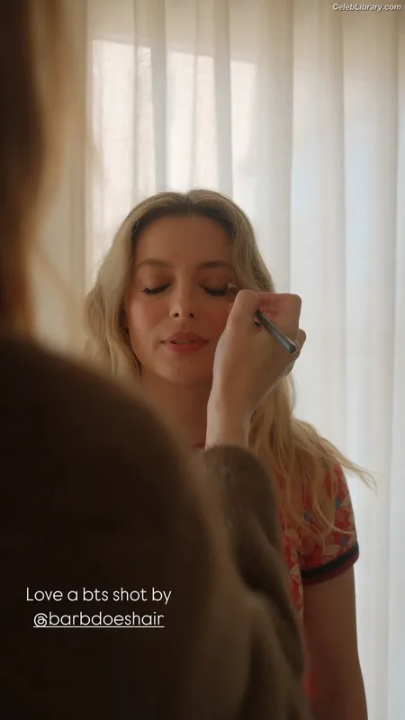 Gillian Jacobs photo 14 of 786