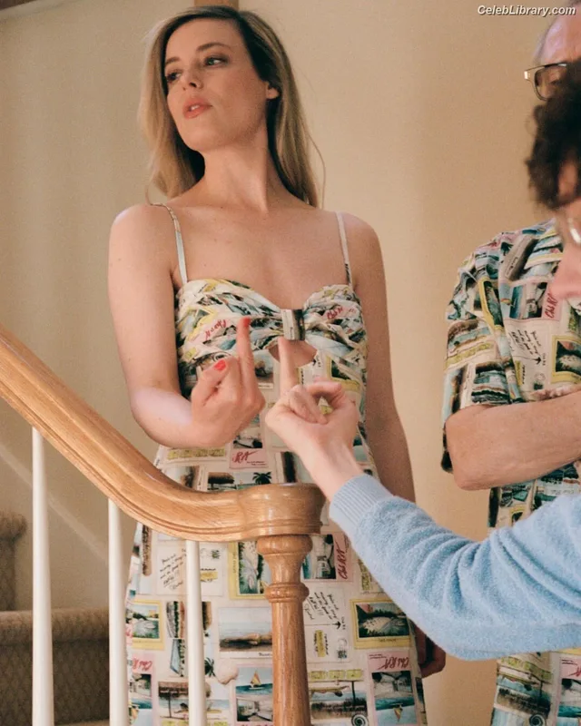 Gillian Jacobs photo 22 of 786