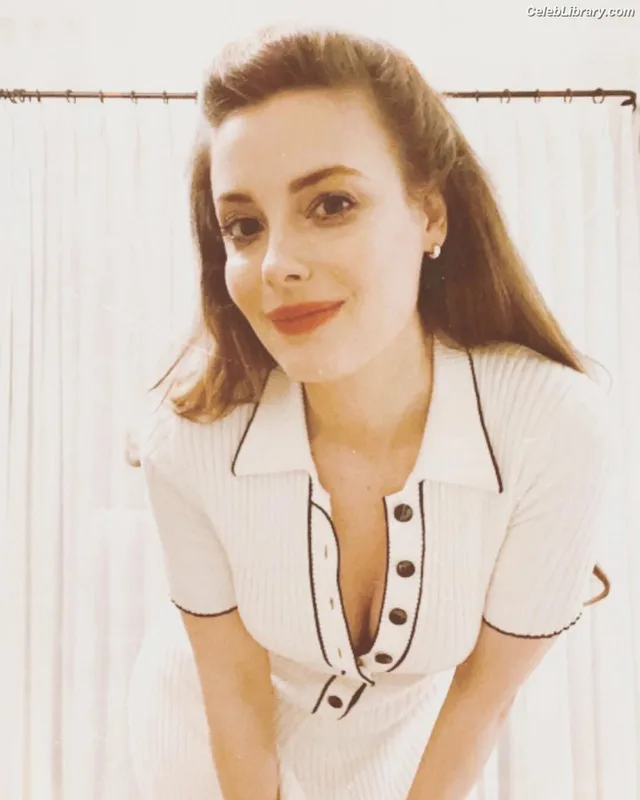 Gillian Jacobs photo 3 of 786