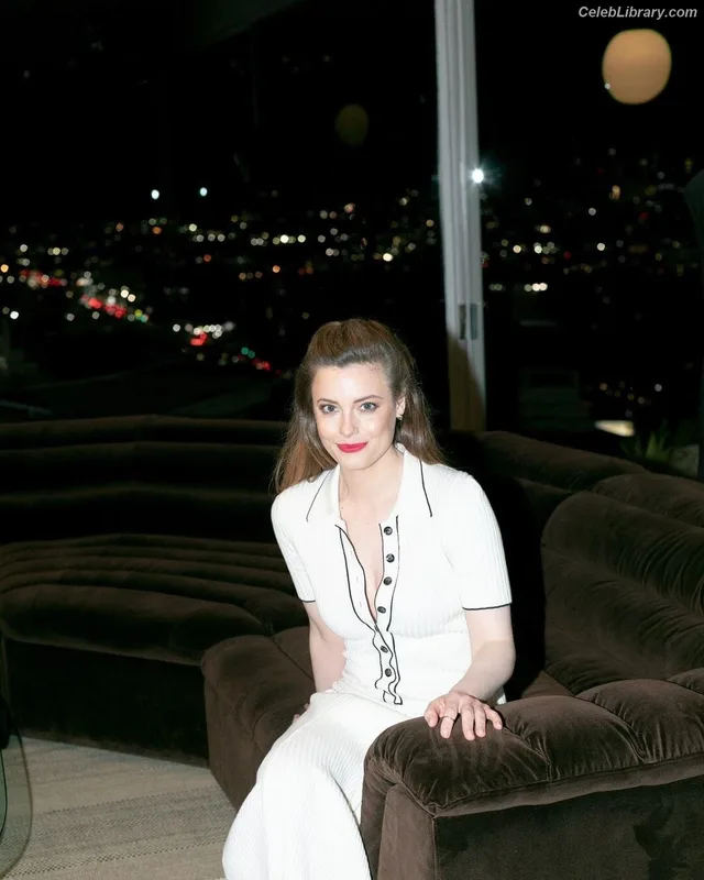 Gillian Jacobs photo 4 of 786