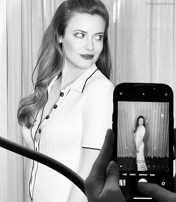 Gillian Jacobs photo 6 of 786