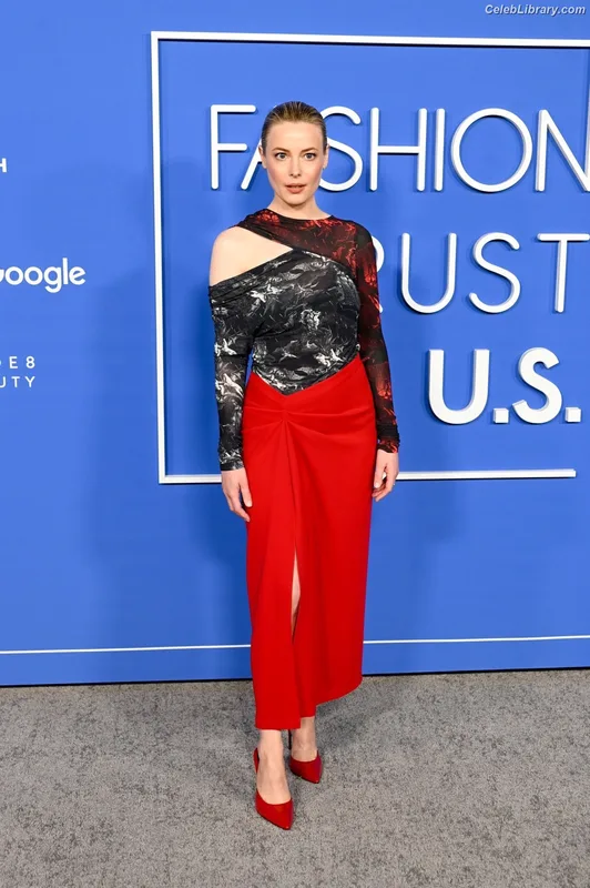 Gillian Jacobs photo 20 of 786